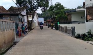 Jalan Desa Cihanjuang, Kecamatan Cimanggung, Kabupaten Sumedang yang baru selesai diperbaiki, Senin (15/11).