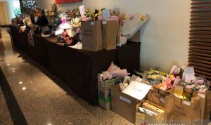 Hadiah yang ditujukan kepada atlet peserta Indonesia Badminton Festival 2021 memenuhi meja lobi Westin Resort Nusa Dua, Bali, Selasa (16/11/2021). ANTARA/Roy Rosa Bachtiar/am.