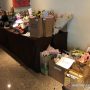 Hadiah yang ditujukan kepada atlet peserta Indonesia Badminton Festival 2021 memenuhi meja lobi Westin Resort Nusa Dua, Bali, Selasa (16/11/2021). ANTARA/Roy Rosa Bachtiar/am.