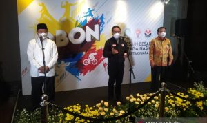 Menteri Pemuda dan Olahraga Zainudin Amali (tengah) bersama Wakil Gubernur Jawa Barat Uu Ruzhanul Ulum dan Rektor Universitas Pendidikan Indonesia Prof Solehuddin. (ANTARA/Bagus Ahmad Rizaldi)
