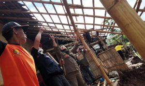 Bangunan rumah saat dibenahi pasca musibah longsor di Desa Babakan Peuteuy, Kecamatan Cicalengka, Kabupaten Bandung pada Selasa (16/11).