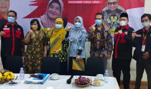 Ketua DKR Kota Depok, Roy Pangharapan (kiri)