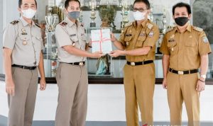 Kepala Badan Pertanahan Kabupaten Ciamis Hermawan menyerahkan sertifikat tanah aset Pemkab Ciamis kepada Bupati Ciamis Herdiat Sunarya di Joglo Barat Sekretariat Daerah Pemkab Ciamis, Jawa Barat, Selasa (16/11/2021). ANTARA/HO-Humas Pemkab Ciamis