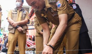 Peletakan batu pertama kegiatan PPM di Kelurahan Cigugur Tengah oleh Plt. Wali Kota Cimahi Ngatiyana.