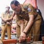 Peletakan batu pertama kegiatan PPM di Kelurahan Cigugur Tengah oleh Plt. Wali Kota Cimahi Ngatiyana.