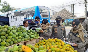 Banyak PKL Berjualan di Trotoar, Satpol PP Kota Cimahi Beri Peringatan Salah satu pedagang di Kota Cimahi mendapatkan sanksi karena berjualan di bahu jalan. (Istimewa)