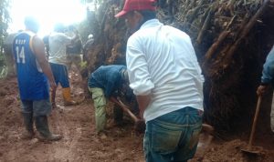 Warga Desa Cileunyi Wetan, Kecamatan Cileunyi, Kabupaten Bandung saat gotong royong bersihkan ruas jalan yang tertutup material tanah akibat longsor.