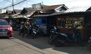 Lingkungan Pasar Parakanmuncang, Kecamatan Cimanggung, Kabupaten Sumedang kerap timbulkan sampah yang menggunung hingga keluarkan aroma tak sedap. (Istimewa)