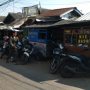 Lingkungan Pasar Parakanmuncang, Kecamatan Cimanggung, Kabupaten Sumedang kerap timbulkan sampah yang menggunung hingga keluarkan aroma tak sedap. (Istimewa)