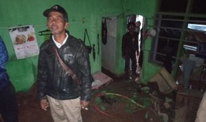 Kepala Desa Cinanjung, R Nurdiono saat mengecek kondisi rumah warga yang rubuh akibat terkikis air hujan, Rabu (17/11). (Istimewa)