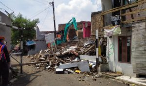 Proses Sidang Belum Beres, Petugas dari PT KAI Lakukan Pembongkaran Rumah Warga