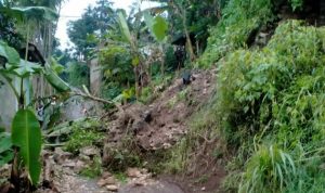Longsor di Desa Tagog, Kecamatan Padalarang. (Foto: Praja/Jabar Ekspres)