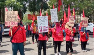 Suasana demo yang dilakukan oleh puluhan PT. Soko Lancar di depan Gedung DPRD Kota Cimahi. (Istimewa)