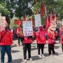 Suasana demo yang dilakukan oleh puluhan PT. Soko Lancar di depan Gedung DPRD Kota Cimahi. (Istimewa)