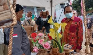 Plt. Wali Kota Cimahi Ngatiyana meninjau produk UMKM berupa tas hasil karya warga Cimahi di Posyandu Samoja, Jumat (19/11). (Intan Aida/Jabar Ekspres)