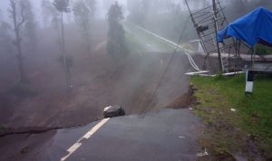Jalan Menuju Wisata Kawah Darajat Terputus Total Akibat Longsor Longsor menggerus jalan di kawasan Darajat, Kecamatan Pasirwangi, Kabupaten Garut, Jawa Barat, Jumat (19/11/2021)