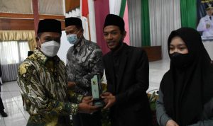 Bupati Bandung Dadang Supriatna memberikan bonus umrah kepada dua orang pemenang Musabaqah Tilawatil Quran (MTQ) ke-XLVI. (Foto: Istimewa)