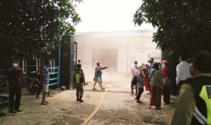 Gudang Ikan di Cirebon Terbakar, Blower Keluarkan Asap Tebal