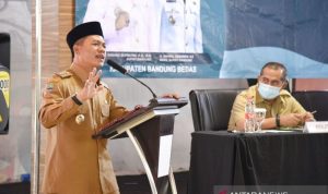 Jelang Akhir Tahun, Bupati Bandung Intruksikan Pemerintah Desa Awasi PPKM Bupati Bandung Dadang Supriatna instruksikan pemerintah desa awasi PPKM. (ANTARA/HO-Humas Pemkab Bandung)