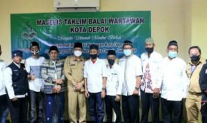Kepala Diskominfo Depok, Manto (kelima dari kiri) seusai menghadiri pengajian perdana Majelis Taklim Balwan. (Istimewa)