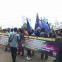 Ratusan buruh unjuk rasa di depan Kantor Pemkab Bandung, Rabu (24/11).