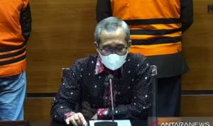 Tangkapan layar-Wakil Ketua KPK Alexander Marwata saat jumpa pers di Gedung KPK, Jakarta, Kamis (25/11/2021) terkait pengumuman dua tersangka kasus dugaan korupsi pengadaan dan pemasangan "six roll mill" atau mesin penggilingan tebu di Pabrik Gula (PG) Djatiroto PTPN XI Tahun 2015-2016. ANTARA/Benardy Ferdiansyah.