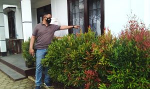 Anggota Reskrim Polsek Rancaekek saat melakukan pengecekan TKP Pengrusakan Kantor Desa Rancaekek Kulon, Kecamatan Rancaekek, Kabupaten Bandung. (ISTIMEWA)