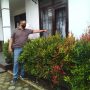 Anggota Reskrim Polsek Rancaekek saat melakukan pengecekan TKP Pengrusakan Kantor Desa Rancaekek Kulon, Kecamatan Rancaekek, Kabupaten Bandung. (ISTIMEWA)