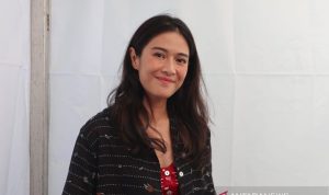 Aktris Dian Sastrowardoyo saat ditemui di Jakarta, Jumat (26/11/2021). (ANTARA/Arnidhya Nur Zhafira)