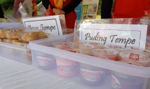 Olahan tempe bisa membuat baso dan puding yang terbuat dari tempe, Jumat (26/11). (Intan Aida/Jabar Ekspres)