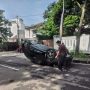 Diduga Pengemudi Mengantuk, Mobil Seorang Dokter Naik Trotoar dan Terguling