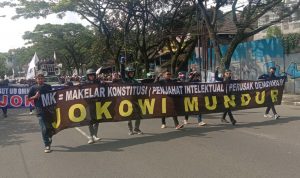 Aksi demonstrasi yang dilakukan oleh para buruh dari berbagai elemen di depan Gedung Sate, Kota Bandung membuat akses gerbang keluar Tol Pasteur menuju arah Bandung ditutup sementara.. Senin (29/11). (Foto: Sandi Nugraha/Jabar Ekspres)