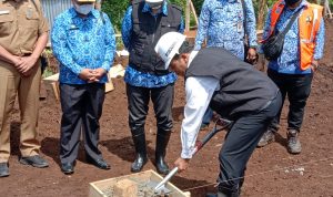 Pelaksana Tugas (Plt) Wali Kota Cimahi, Ngatiyana resmikan dimulainya pembangunan Eko Wisata, Senin (29/11). (Intan Aida/Jabar Ekspres)