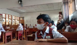 ILUSTRASI: Kegiatan PTM 100 persen di Kota Bandung. Waspada varian Omicron. Foto: Sandi Nugraha