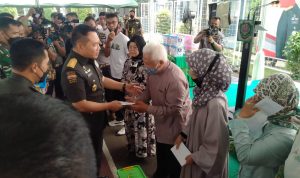 Sambil Bernotalgia, KSAD Jenderal Dudung Abdurachman Berikan Bantuan di SMP Kartika XIX-1