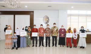 Menteri KPP Serahkan Santunan BPJAMSOSTEK Senilai Rp1,99 Miliar untuk 21 ABK KM Hentri I BPJAMSOSTEK serahkan santunan jaminan sosial ketenagakerjaan senilai Rp1.99 miliar kepada 21 ABK Korban kecelakaan KM Hentri I yang hilang di Perairan Maluku. Penyerahan secara simbolis dilakukan langsung oleh Menteri KKP Sakti Wahyu Trenggono dan Direktur Utama BPJAMSOSTEK Anggoro Eko Cahyo, siang ini di Gedung Mina Bahari IV KKP (29/11).