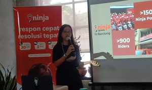 PAPARKAN MATERI: Head of PR, Ninja Xpress Ribka Pratiwi tengah memaparkan program unggulan seperti Creative Hub yang banyak diakses ratusan UKM di Bandung (istimewa)