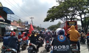 Para buruh di Kabupaten Sumedang saat lakukan unjuk rasa mengenai kenaikan UMK sebesar 10 persen, beberapa waktu lalu. (Jabar Ekspres)