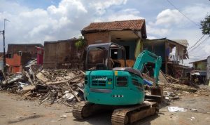 Sejumlah rumah di Jalan Anyer Dalam, Kota Bandung, dibongkar oleh PT KAI, Kamis (18/11). Foto: Yuga Hassani