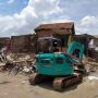 Sejumlah rumah di Jalan Anyer Dalam, Kota Bandung, dibongkar oleh PT KAI, Kamis (18/11). Foto: Yuga Hassani