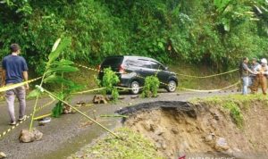 Jalan penghubung antar kabupaten di wilayah selatan Cianjur, Jawa Barat, yang menghubungkan Cianjur-Bandung, tepatnya di Kecamatan Naringgul, amblas, sehingga sebagian landasan jalan hilang, Jumat (19/11/2021). ANTARA/Ahmad Fikri)