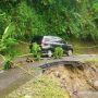 Jalan penghubung antar kabupaten di wilayah selatan Cianjur, Jawa Barat, yang menghubungkan Cianjur-Bandung, tepatnya di Kecamatan Naringgul, amblas, sehingga sebagian landasan jalan hilang, Jumat (19/11/2021). ANTARA/Ahmad Fikri)