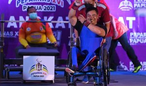 Lifter Jawa Barat Ahmad Hidayat mengepalkan tangan usai melakukan angkatan pada final angkat berat kelas 59 kg putra Peparnas Papua di Hotel Suni Garden Lake, Sentani, Kabupaten Jayapura, Papua, Rabu (10/11/2021). Ahmad Hidayat menyabet medali emas dengan angkatan terbaik 142 kg, medali perak diraih lifter Sumatera Utara, Ali M Arsyad dengan angkatan 126 kg dan medali perunggu diraih lifter Jawa Tengah, Abdul Manaf dengan angkatan 126 kg. ANTARA FOTO/Wahyu Putro A/nym. (ANTARA FOTO/WAHU PUTRO A)