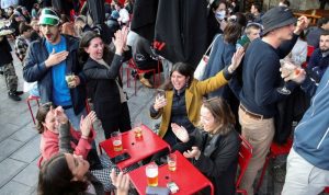 Orang-orang menikmati minuman di bar di pusat kota Brussel, sementara Belgia membuka kembali ruang luar mereka, termasuk teras bar dan restoran, setelah tutup selama berbulan-bulan di tengah wabah penyakit virus corona (COVID-19), Belgia, Sabtu (8/5/2021). ANTARA FOTO/REUTERS/Yves Herman/FOC/sa (REUTERS/YVES HERMAN)