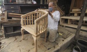 Perajin menyelesaikan pembuatan mebel di kawasan Kelapa Dua, Depok, Jawa Barat, Senin (23/8/2021). Data Himpunan Industri Mebel dan Kerajinan Indonesia (Himki) menyebutkan ekspor mebel dan kerajinan Indonesia tercatat mencapai 1,687 miliar dolar AS pada semester I tahun 2021 atau naik 35,41 persen dibandingkan periode yang sama tahun 2020. ANTARA FOTO/Asprilla Dwi Adha/wsj.