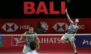 Ganda putra Indonesia Kevin Sanjaya Sukamuljo (kanan) dan Marcus Fernaldi Gideon mengembalikan kok ke ganda putra Malaysia Ong Yew Sin/Teo Ee Yi pada semifinal Kejuaraan Indonesia Masters 2021 di Nusa Dua, Bali, Sabtu (20/11/2021). ANTARA FOTO/Humas PBSI/wpa/foc.