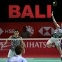 Ganda putra Indonesia Kevin Sanjaya Sukamuljo (kanan) dan Marcus Fernaldi Gideon mengembalikan kok ke ganda putra Malaysia Ong Yew Sin/Teo Ee Yi pada semifinal Kejuaraan Indonesia Masters 2021 di Nusa Dua, Bali, Sabtu (20/11/2021). ANTARA FOTO/Humas PBSI/wpa/foc.