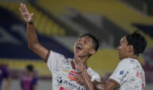 Pesepak bola Persjia Jakarta Alfriyanto Nico Saputro (kiri) berselebrasi usai mencetak gol ke gawang Persik Kediri pada pertandingan Liga I di Stadion Manahan, Solo, Jawa Tengah, Sabtu (30/10/2021). ANTARA FOTO/Mohammad Ayudha/rwa.