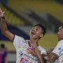 Pesepak bola Persjia Jakarta Alfriyanto Nico Saputro (kiri) berselebrasi usai mencetak gol ke gawang Persik Kediri pada pertandingan Liga I di Stadion Manahan, Solo, Jawa Tengah, Sabtu (30/10/2021). ANTARA FOTO/Mohammad Ayudha/rwa.