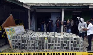 Sejumlah petugas dari Detasemen Khusus (Densus) 88 Antiteror Polri melakukan penggeledahan bekas kantor Yayasan Abdurrahman bin Auf di Way Halim, Bandar Lampung, Lampung, Rabu (3/11/2021). Tim Detasemen Khusus (Densus) 88 Antiteror Polri mengamankan tiga orang terduga pelaku di beberapa lokasi di Lampung beserta sejumlah barang bukti berupa delapan unit Central Processing Unit (CPU) dan 791 kotak amal untuk proses penyelidikan. ANTARA FOTO/Ardiansyah/hp. (ANTARA FOTO/ARDIANSYAH)